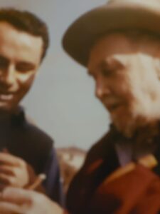 Cardinale mentre chiede l'autografo a Ezra Pound